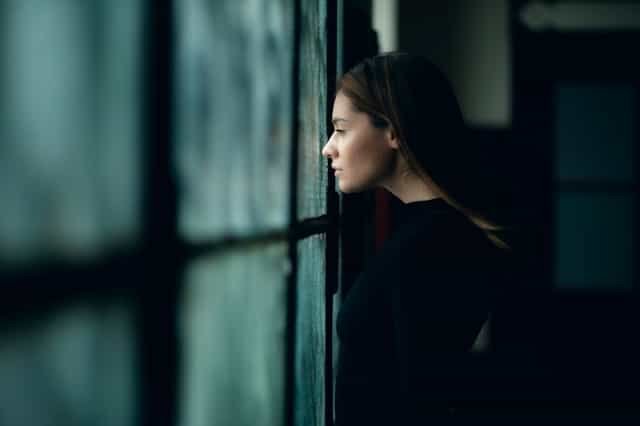 Femme en réflexion sur la stimulation ovarienne naturelle.