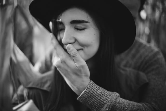 Couple uni – geste de tendresse et de confiance, symbole de soutien dans un parcours de fertilité