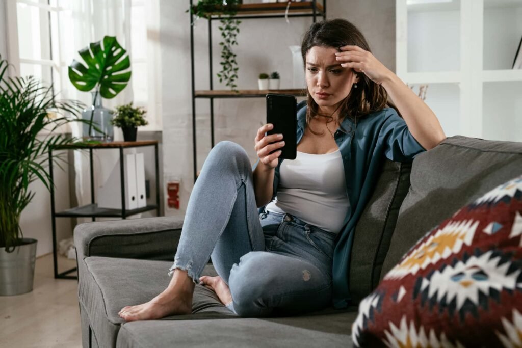 Femme anxieuse pendant la semaine d'attente, hypervigilance des symptômes de nidation