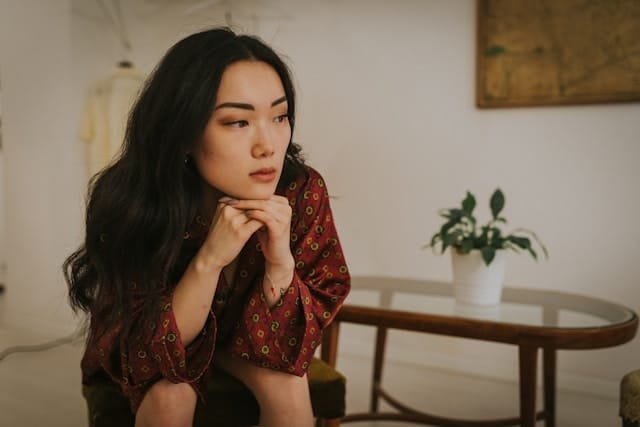 Femme sereine, se remettre d'une fausse couche, récupération du corps.