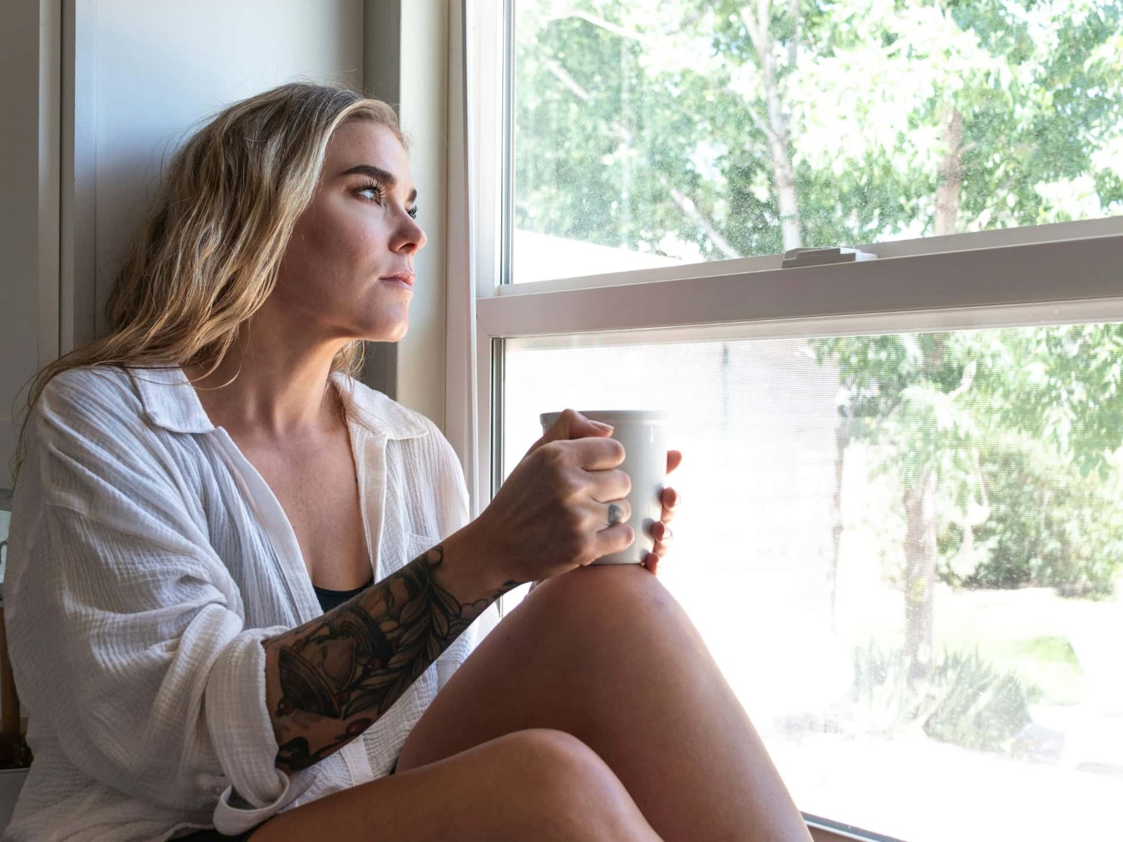 qualite-ovocytaire-femme-lumiere-douce Qualité ovocytaire : femme dans une lumière douce et apaisée, accompagnée par Sophie Rodriguez, naturopathe spécialisée en fertilité féminine