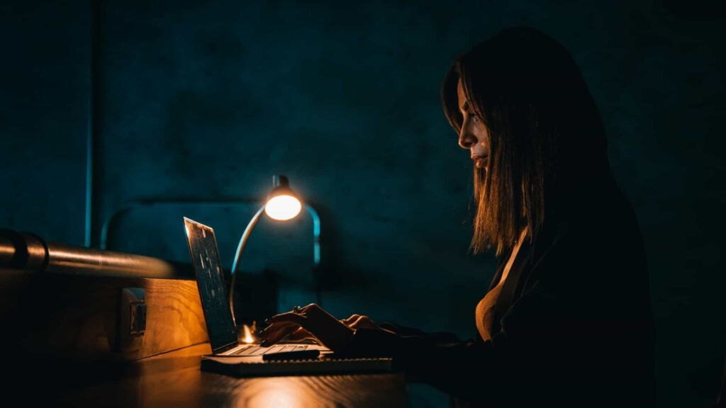  Femme cherchant des informations sur le Shatavari et la fertilité sur internet sans bilan préalable