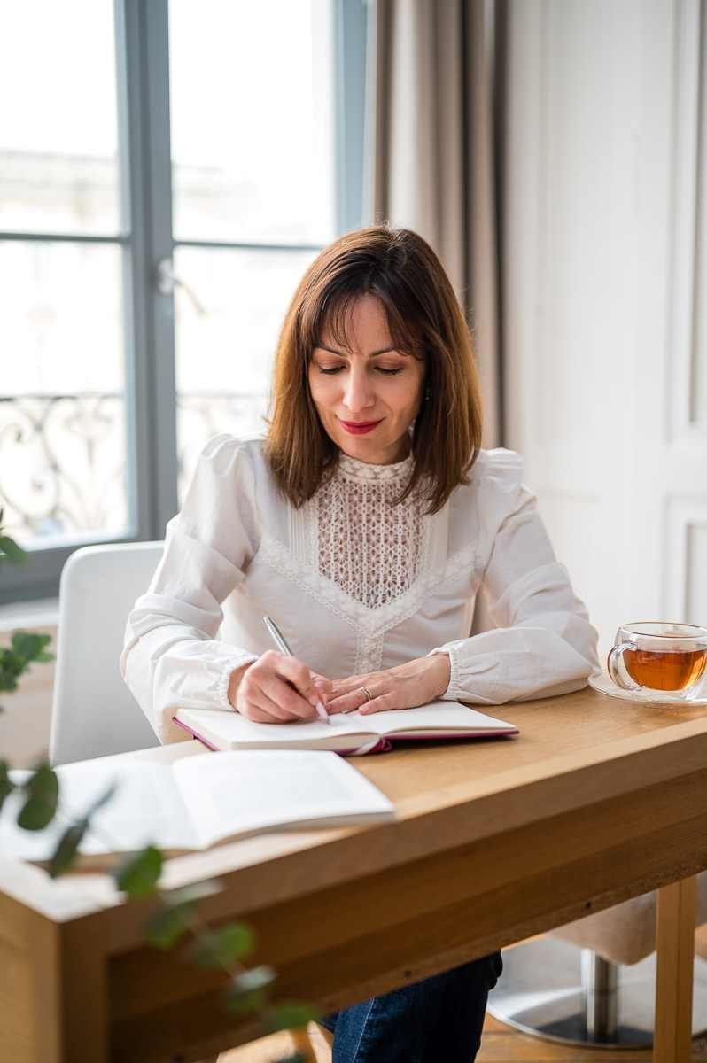 Accompagnement naturopathique pour l’endométriose Sophie Rodriguez analyse le cycle et les bilans hormonaux d'une patiente dans le cadre de Fertilinat