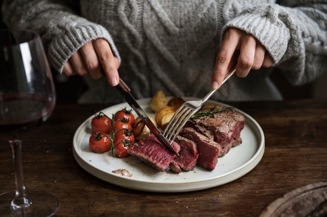 Photo d’un steak saignant riche en fer, illustrant une alimentation adaptée pour prévenir les carences en fer et compenser les pertes liées aux règles abondantes.