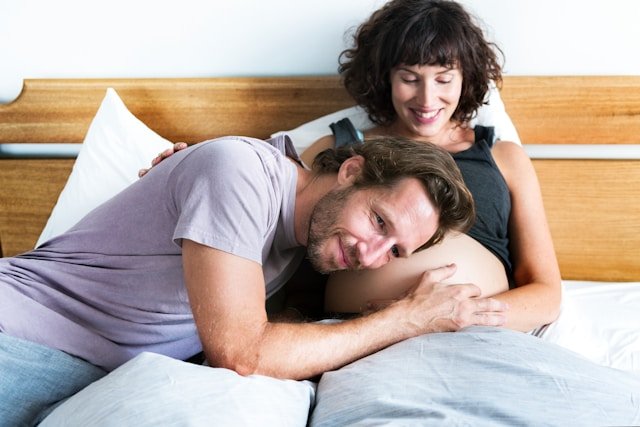 Couple de quinquas attendant un bébé, illustrant la possibilité de concevoir après 35 ans.