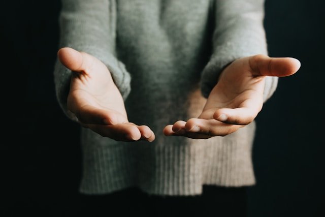 Mains tendues pour symboliser le soutien dans le parcours de fertilité après 35 ans