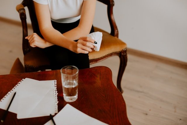 Consultation attentive entre une femme et une experte en fertilité, discutant des causes possibles d’une ovulation normale sans grossesse.