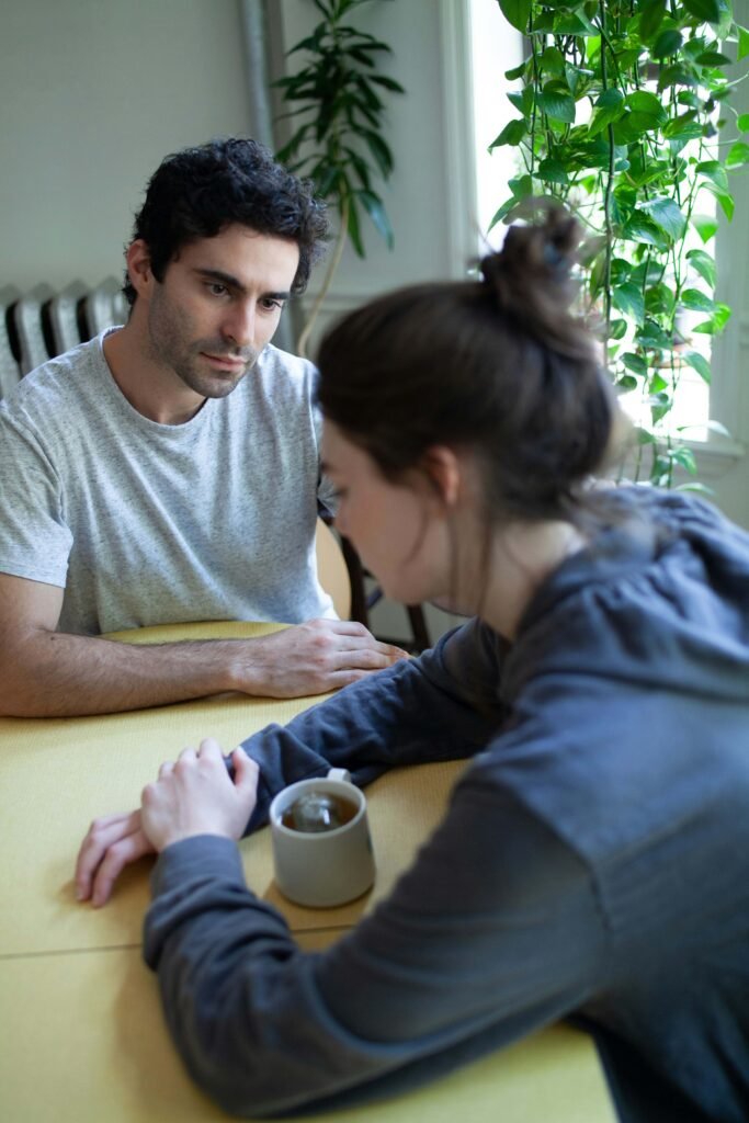 Couple suivant le cycle avec calme et attention dans un projet de grossesse, illustration des consultantes qui ovulent mais ne tombent pas enceintes