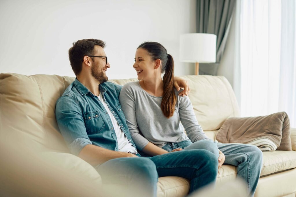 Couple souriant malgré un parcours d’infertilité inexpliquée