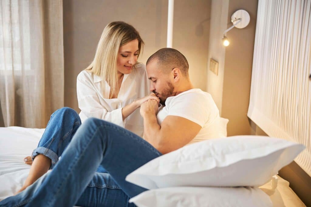 Couple se soutenant dans leur parcours d’infertilité inexpliquée