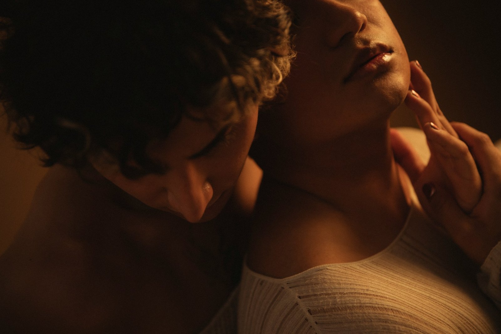 Couple côte à côte, en silence, regardant dans une autre direction, illustrant l’incertitude face à une infertilité inexpliquée