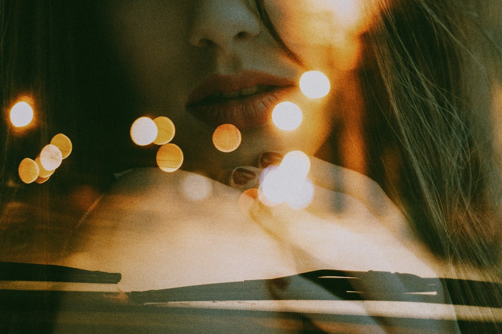 Portrait flou de femme superposé à des lumières, symbolisant l’impact invisible du microbiote vaginal sur la fertilité.