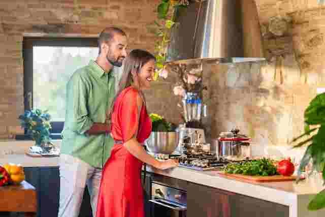 couple préparant un repas maison équilibré pour soutenir la fertilité et la nidation