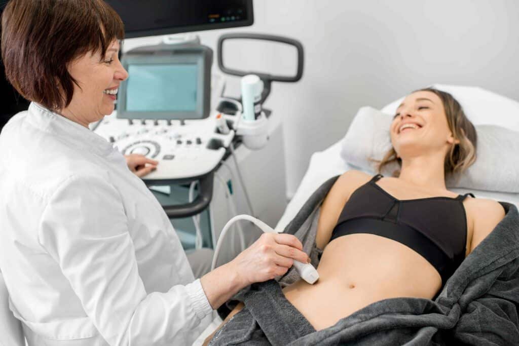 échographie gynécologique mesurant l’épaisseur de l’endomètre pendant le cycle