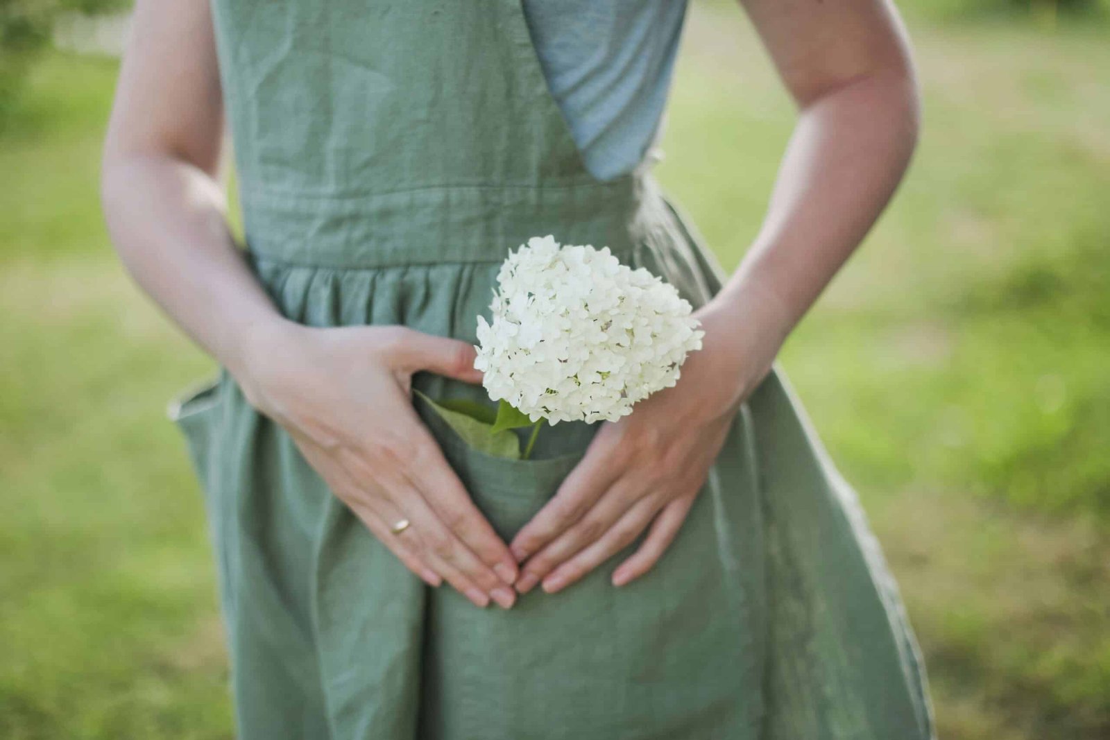 ventre-fertilite-espoir-cycle mains formant un cœur sur le ventre symbolisant le désir de grossesse