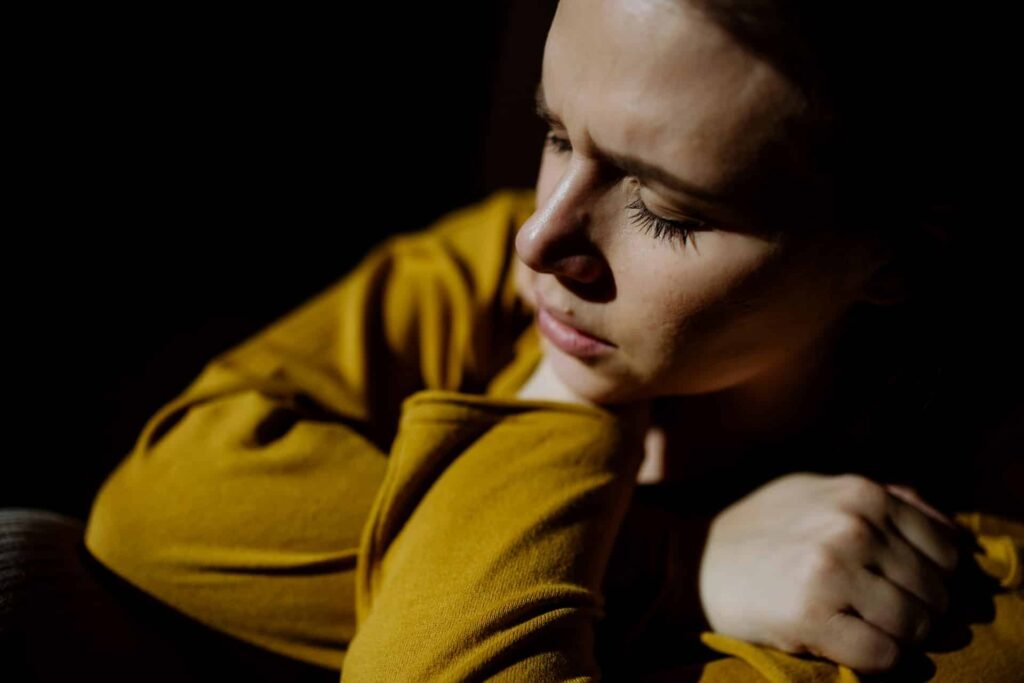 Femme fatiguée réfléchissant à son parcours de FIV et de PMA
