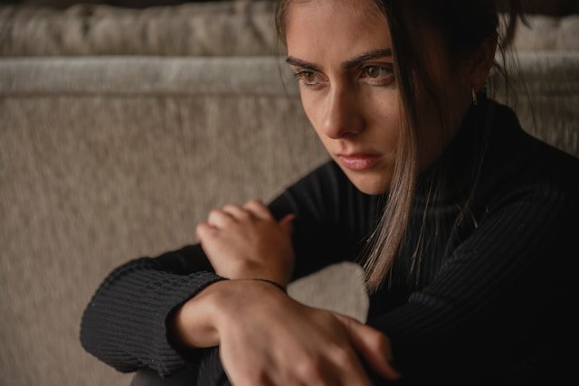 Femme pensive, comprendre le risque de fausse couche avec une hypothyroïdie.
