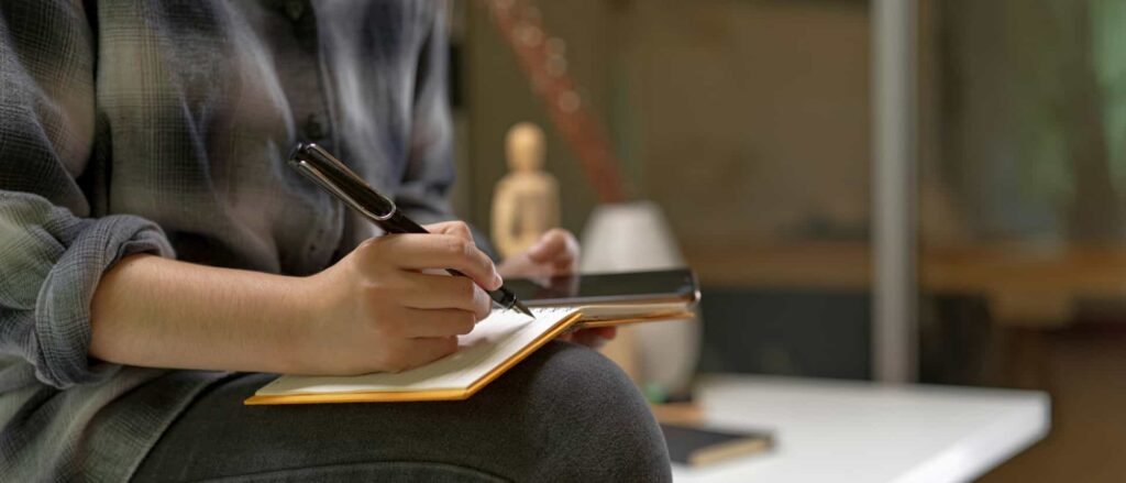 Main qui annote un bilan biologique sanguin avec stylo, lecture clinique en accompagnement de la fertilité
