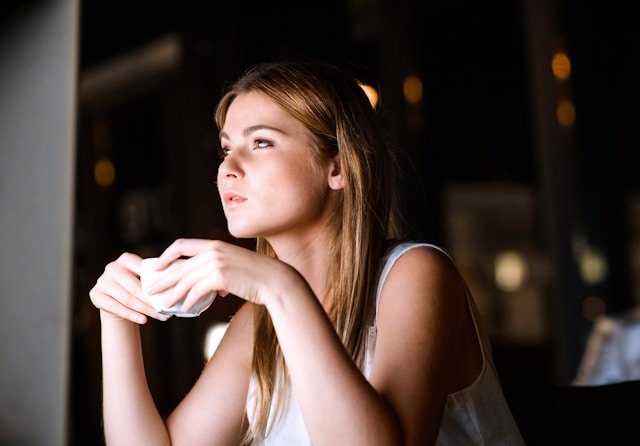 Femme sereine après l'annonce du nouveau nom du SOPK, devenu SMOP