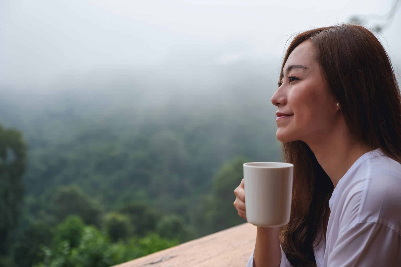 Femme en réflexion pendant son parcours PMA, naturopathie et parcours PMA