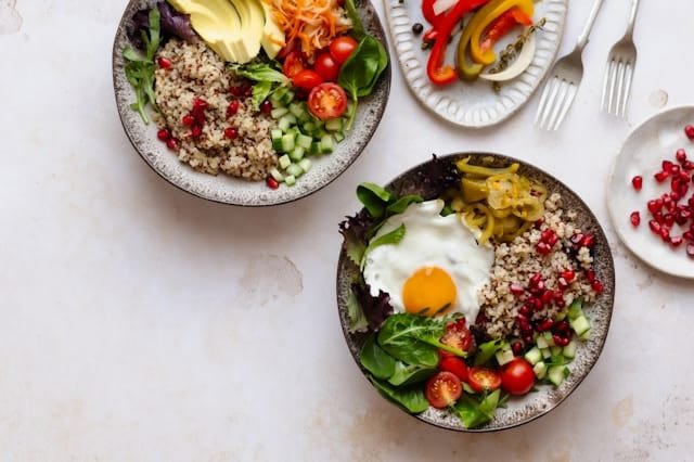 Assiette composée de protéines, de légumes colorés et de bonnes graisses, ce que je revois chez les femmes qui pensent manger trop peu