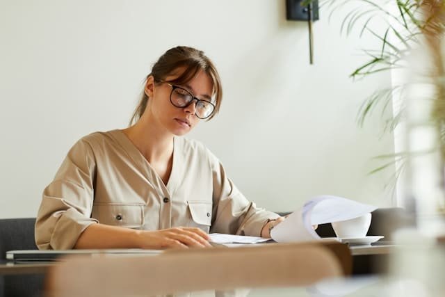Femme quadragénaire lisant calmement son bilan sanguin à jeun