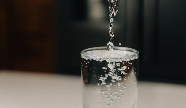 Verre d'eau évoquant la rétention d'eau, cause fréquente de prise de poids soudaine